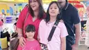 Audy bersama Iko Uwais juga hadir bersama kedua anak mereka. Audy tampil mengenakan kemeja waena pink fuschia sambil membawa tas Louis Vuitton. [@audyitem]