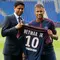 Neymar Jr bersama CEO Nasser Al-Khelaifi menunjukkan jersey klub PSG usai resmi bergabung dalam konferensi pers bersama PSG di Paris, (4/8). PSG secara resmi telah mengontrak mantan pemain Barca itu selama lima tahun. (AP Photo/Michel Euler)