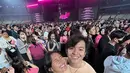 Netizen menyampaikan terima kasih kepada Angga dan Shenina karena banyak membagikan fancam. Terlebih video yang dibagikan terasa jernih, hingga membuat netizen merasa ikut nonton langsung. [Foto: Instagram/shenacinnamon]