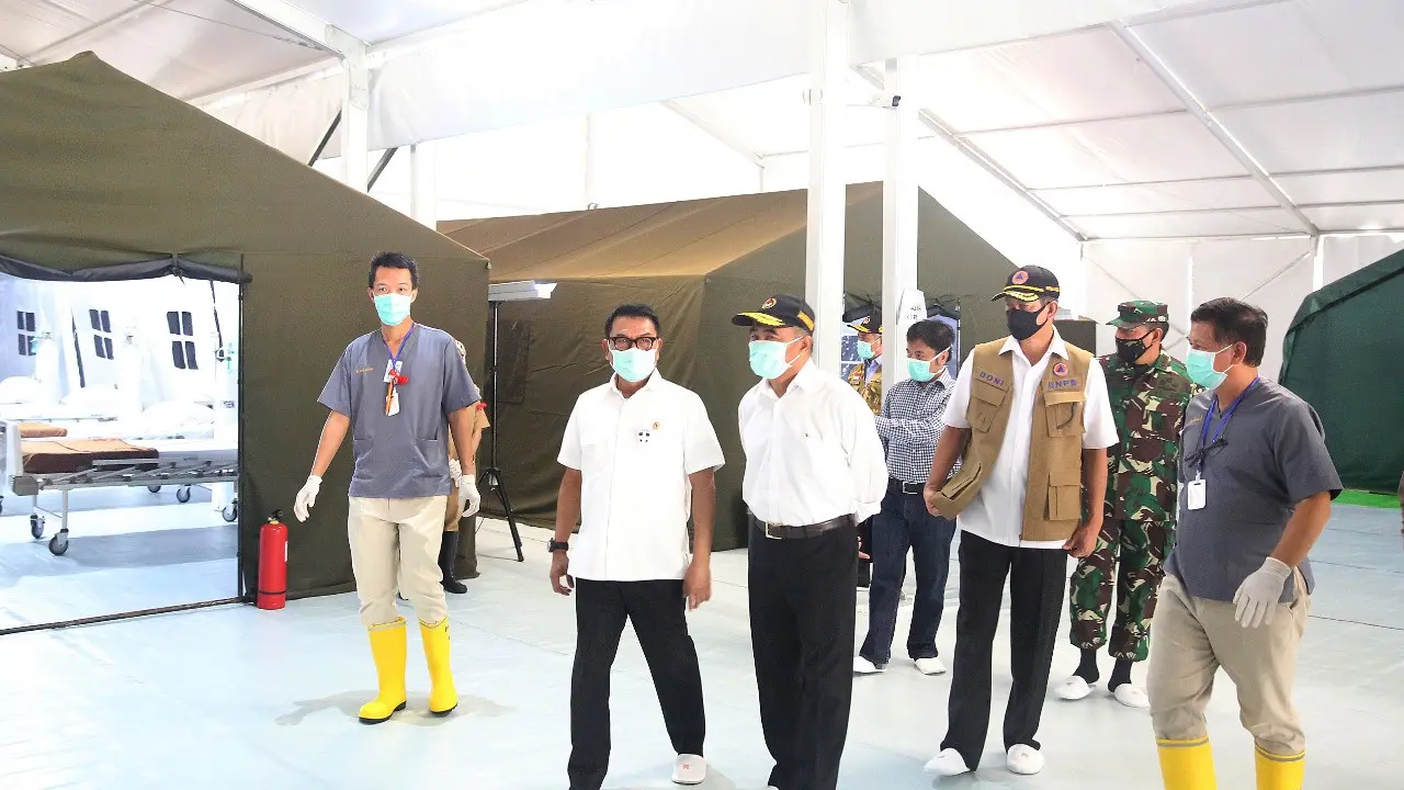 Menko PMK Muhadjir Effendy memantau Rumah Sakit Lapangan khusus Covid-19. (Dok: kementerian PMK)