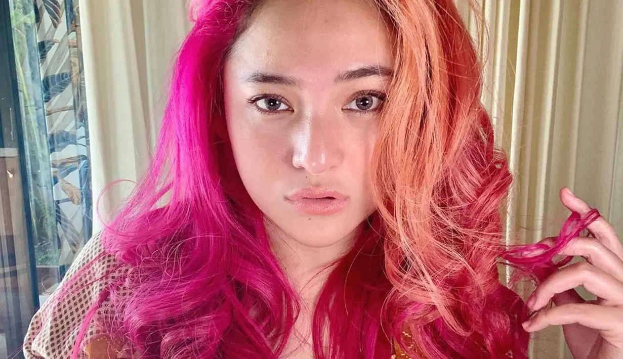 Marshanda menuliskan pesan yang mendalam, ia memperlihatkan jika sangat mencintai hidupnya. Pemain sinetron Bidadari itu tetap menawan bahkan membuat banyak netizen mengaguminya.(Liputan6.com/IG/@marshanda99)
