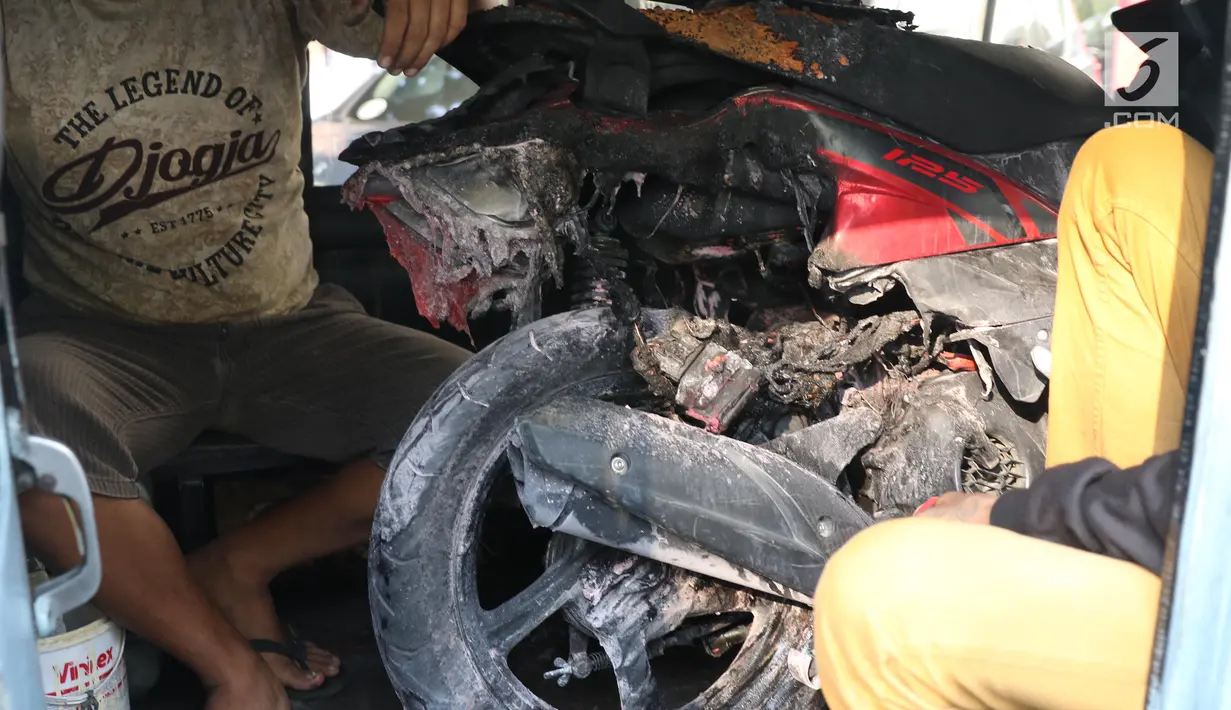 Sepeda motor Yamaha Mio Soul GT berwarna merah tengah di evakuasi dengan mobil usai meledak di parkiran Kemlu, Jakarta, Rabu (7/8/2019). Ledakan motor diduga terjadi akibat korsleting listrik. (Liputan6.com/Angga Yuniar)