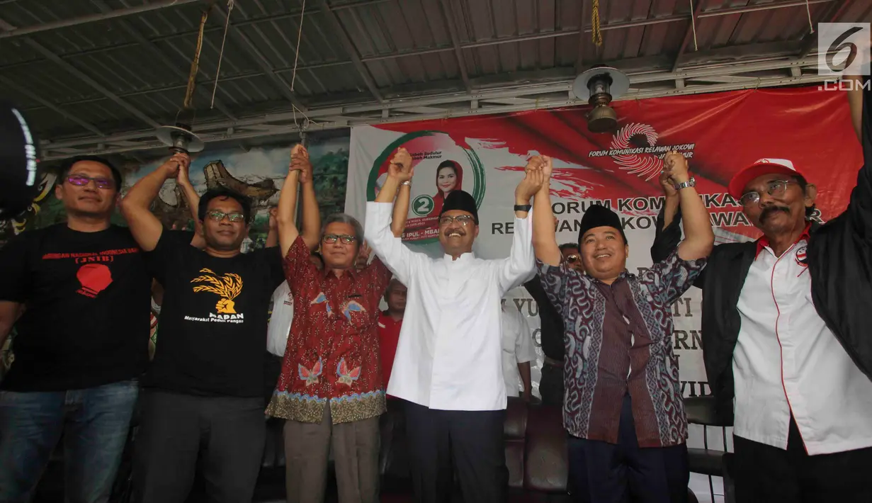 Calon Gubernur Jawa Timur nomor urut Dua Syaifullah Yusuf (Gus Ipul) berfoto bersama Forum Komunikasi Relawan Jokowi Jawa Timur di Surabaya, Kamis (22/3). (Liputan6.com/Pool/Dodi)