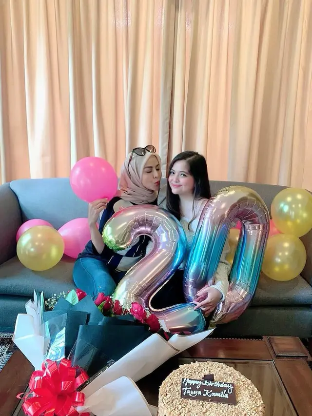 11 Artis Ini Tunjukkan Kedekatan dengan Mertua, Jadi Menantu Kesayangan