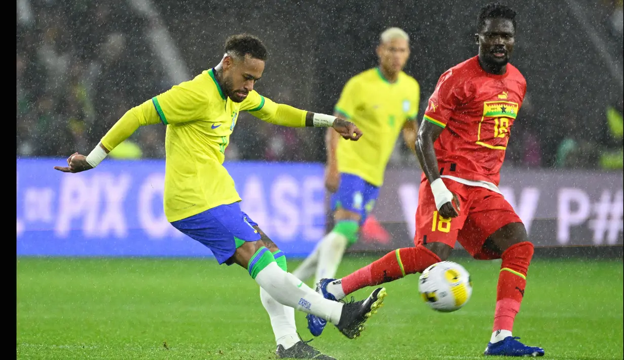 Neymar tidak mencetak gol di laga ini, tapi jelas perannya besar dalam kemenangan tim. Dia jadi pemain paling merepotkan bagi tim lawan. Penyerang PSG ini mengemas dua assists, keduanya untuk gol Richarlison di babak pertama. Assists ini jadi pembuktian peran Neymar untuk tim Brasil yang akan bertarung di Piala Dunia 2022 Qatar. (AFP/Damien Meyer)