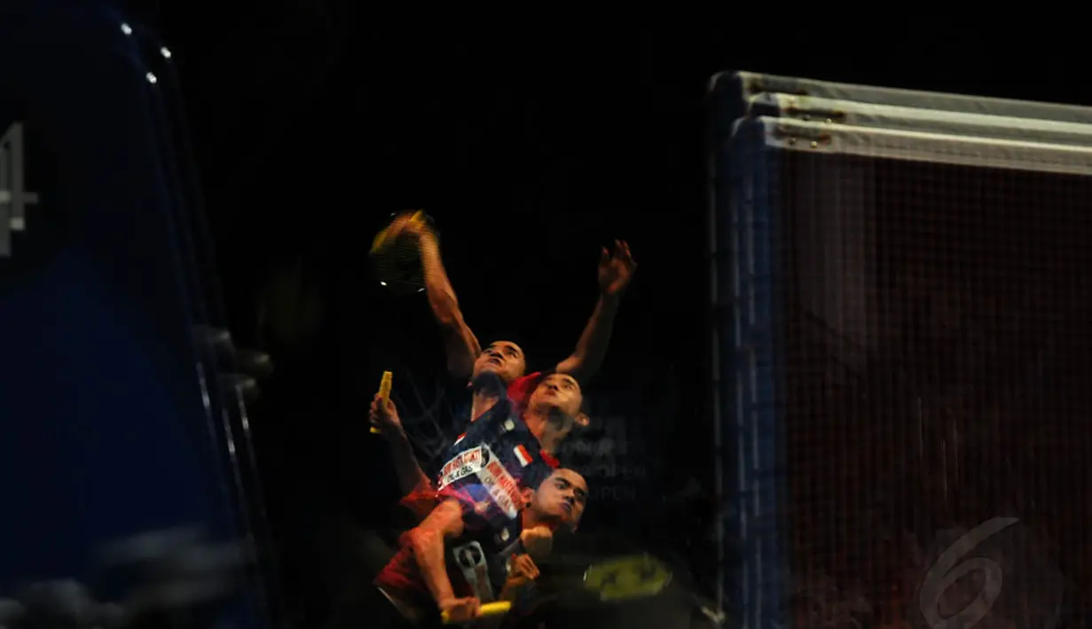 Simon Santoso saat melakukan pukulan smash dalam pertandingan di Istora Senayan, Jakarta,  Rabu (17/6/14). (Liputan6.com/Helmi Fithriansyah)