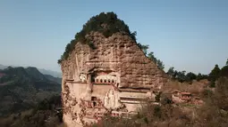 Foto dari udara menunjukkan pemandangan Gua Gunung Maiji di Tianshui, Provinsi Gansu, China barat laut (29/11/2020). Gua Gunung Maiji merupakan salah satu dari empat gua paling terkenal di China dengan 221 gua yang dilestarikan saat ini. (Xinhua/Ma Xiping)