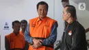 Bupati Muara Enim, Edison, berjalan meninggalkan gedung Merah Putih Komisi Pemberantasan Korupsi (KPK) usai menjalani pemeriksaan, Jakarta, Selasa (9/6/2026). (Liputan6.com/Helmi Fithriansyah)