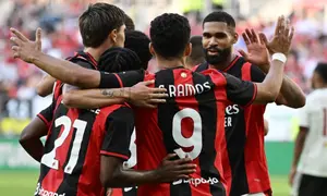 Penyerang AC Milan asal Portugal bernomor punggung 9, Goncalo Ramos (tengah), merayakan gol yang mengubah kedudukan menjadi 2-3 bersama rekan-rekan setimnya dalam pertandingan persahabatan pramusim antara Manchester United dan AC Milan di Tarczynski Arena, Wroclaw, Polandia, pada 15 Agustus 2026. (Sergei GAPON/AFP)