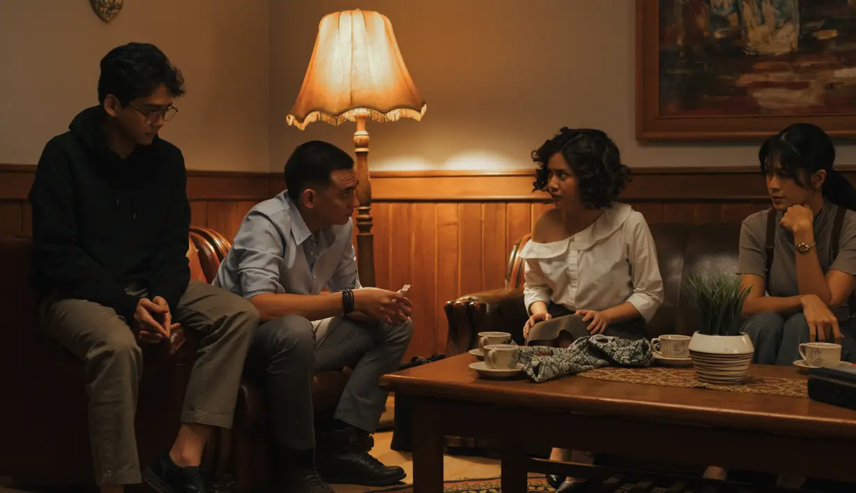 Kisahnya berawal saat terungkapnya penggelapan dana sebesar Rp 17 miliar di UBI. Empat pegawai dicurigai berpotensi menjadi dalang. [Foto: Prime Video]