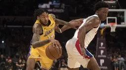 Pebasket Los Angeles Lakers, Brandon Ingram, berusaha melewati pebasket Detroit Pistons, Stanley Johnson, pada laga NBA di Staples Center, California, Selasa (31/10/2017). Lakers menang 113-93 atas Pistons. (AP/Kyusung Gong)