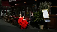 Paris Fashion Week 2026, Teori Merah Tidak Terduga yang Viral di TikTok Mencuri Perhatian