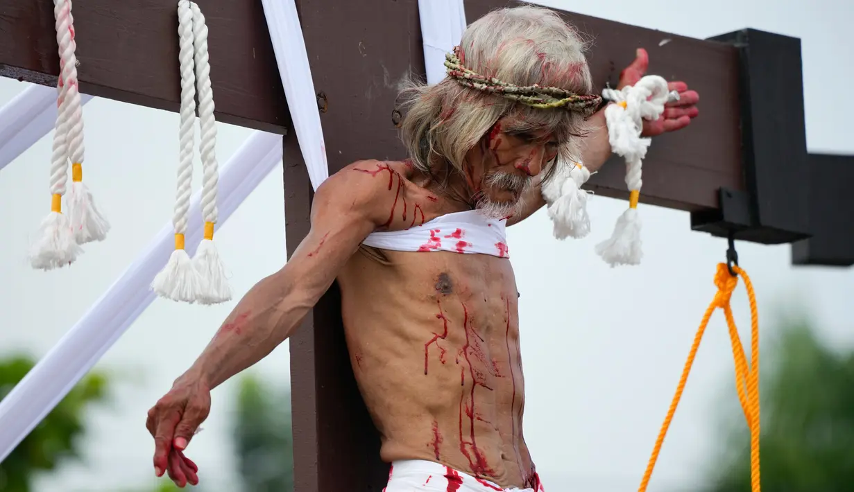 Penyaliban dan peragaan kematian Yesus Kristus pada Jumat Agung di Filipina dilakukan di depan kerumunan penduduk setempat dan turis. (AP Photo/Aaron Favila)