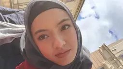 Warganet tak ragu untuk menyanjung kecantikan Raline Shah. Perempuan kelahiran 4 Maret 1985 ini disebu cocok saat berhijab. Bahkan warganet mendoakan agar Raline Shah bisa konsisten dalam memakai hijab. (Liputan6.com/IG/ralineshah)
