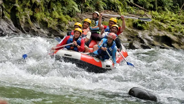 Arung jeram di Sungai Bahbolon