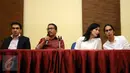 Ketua APROFI, Sheila Timothy (kedua kanan) berbincang dengan Sutradara film, Angga Sasongko usai memberikan penyataan dukungan revisi PP Daftar Negatif Investasi Sektor Usaha Film di Jakarta, Selasa (9/2/2016). (Liputan6.com/Helmi Fithriansyah)