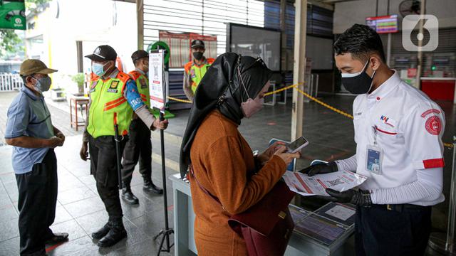 Uji Coba Aplikasi PeduliLindungi di Stasiun KRL