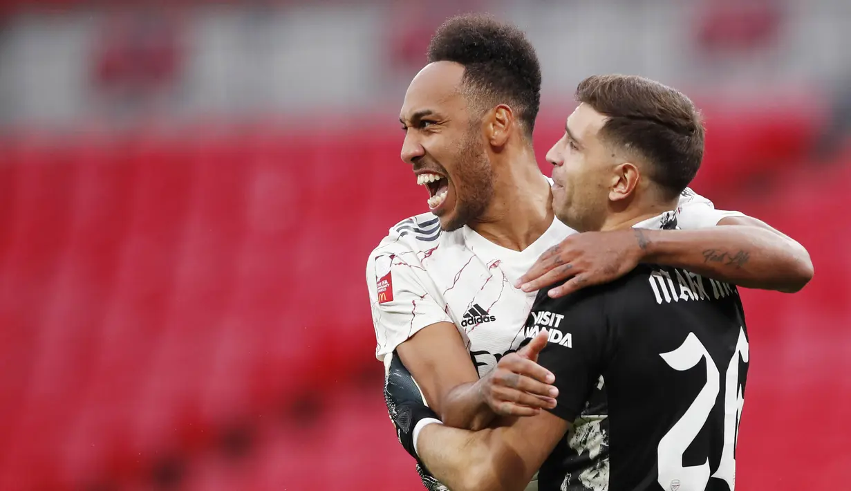 Striker Arsenal, Pierre-Emerick Aubameyang, melakukan selebrasi bersama Emiliano Martinez usai menjuarai Community Shield dengan menaklukkan Liverpool di Stadion Wembley, Sabtu (29/8/2020). Arsenal menang adu penalti dengan skor 5-4. (Andrew Couldridge/Pool via AP)