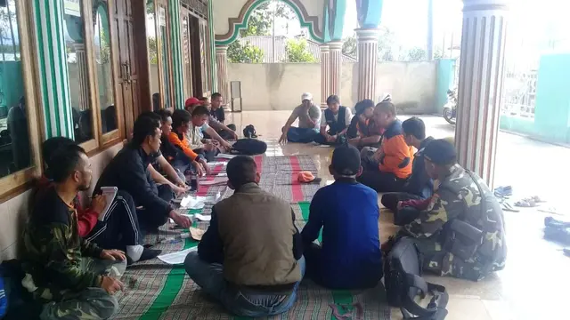 Relawan menggunakan tempat ibadah untuk posko penanggulangan bencana. (Foto: Liputan6.com/Mimid BPBD/Muhamad Ridlo)