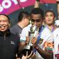 Kapten Timnas Indonesia U-16, M Iqbal Gwijangge meraih penghargaan Pemain Terbaik di Piala AFF U-16 2022. (Bola.com/Bagaskara Lazuardi)