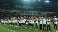 Para pemain dan ofisial dari PSS Sleman merayakan keberhasilan promosi dari Pegadaian Championship 2025/2026 bersama para fans di Stadion Maguwoharjo, Sleman, Minggu (3/5/2026). (Dok. PSS)