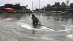 Petugas membersihkan busa yang mencemari kolam air mancur di bundaran patung kuda, Jakarta, Rabu (28/3). Kegiatan tersebut rutin dilakukan setiap busa-busa muncul di genangan air mancur. (Liputan6.com/Arya Manggala)