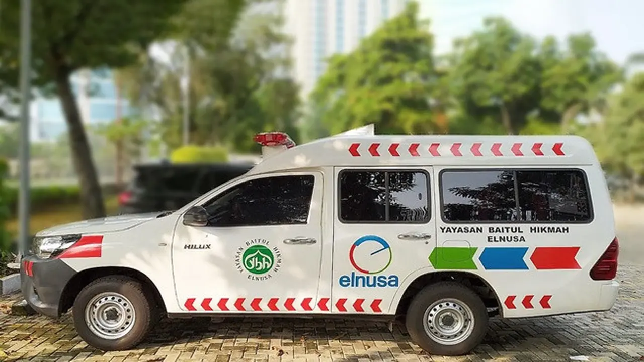 Tim Tanggap Darurat Elnusa melalui program Elnusa Emergency Response (EER) mengupayakan bantuan berupa mobil ambulans dan tabung oksigen. (Dok: Elnusa)