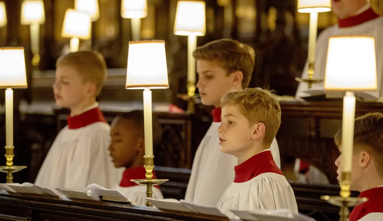 Sejumlah anak mengikuti latihan paduan suara untuk pernikahan Pangeran Harry dan tunangannya Meghan Markle di St George's Chapel, Windsor, Inggris (14/5). Setelah itu pasangan pengantin baru tersebut akan mengelilingi Windsor. (AFP/Pool/ Steve Parsons)