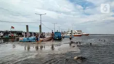 Anak-anak berenang di dermaga saat banjir rob merendam Pelabuhan Kali Adem, Muara Angke, Jakarta, Kamis (22/10/2020). Banjir rob yang merendam kawasan Pelabuhan Kali Adem sejak lima hari lalu dimanfaatkan oleh anak-anak setempat untuk berenang di sekitar dermaga. (merdeka.com/Iqbal S. Nugroho)