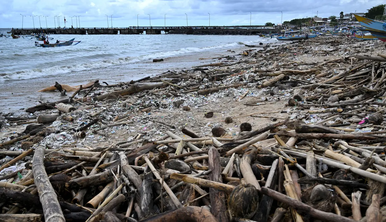 Sampah tersebut didominasi plastik dan potongan bambau serta kayu. (SONNY TUMBELAKA/AFP)