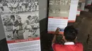 Pengunjung memperhatikan cerita-cerita saat pameran foto memperingati hari jadi Persija Jakarta di Lapangan Banteng, Jakarta, Jumat (28/11/2015). (Bola.com/Vitalis Yogi Trisna)