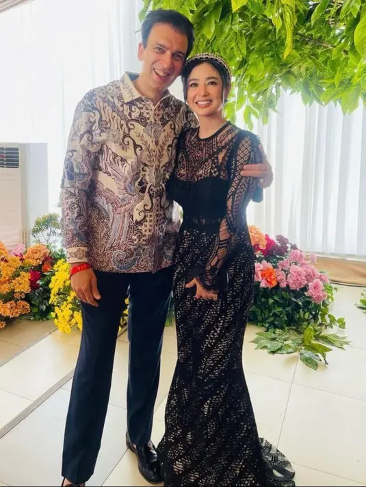 Dewi Perssik yang hadir mengisi acara mengenakan dress brokat hitam yang dipadu rok batik berwarna gelap. [@dewiperssik9]