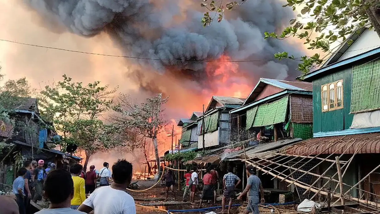 Serangan udara oleh tentara Myanmar di Desa Kyauk Ni Maw, di Ramree township, Rakhine, Myanmar, pada 8 Januari 2025. (Arakan Army/AP)