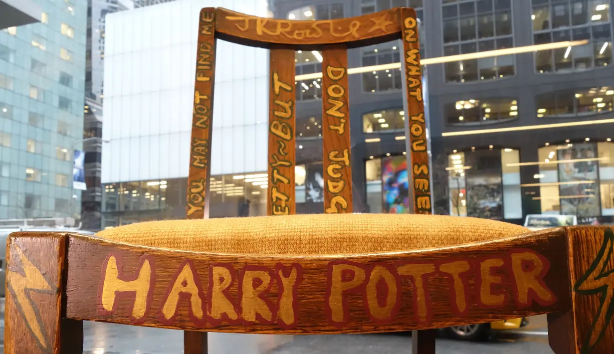 Kursi kayu yang dipakai JK Rowling saat menulis dua buku pertama Harry Potter dipajang di Heritage Auctions, New York, 4 April 2016. Kursi yang ditandatangani sang novelis itu dibuka dengan harga US$ 45 ribu (sekitar Rp 588,8 juta). (William EDWARDS/AFP)