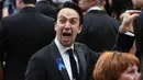 Pengisi soundtrack "Moana", Lin Manuel-Miranda mengenakan pita biru saat menghadiri Piala Oscar 2017 di Los Angeles, Minggu (26/2). Pita biru itu merupakan bentuk dukungan pada hak-hak dan kebebasan warga sipil di AS. (Photo by Al Powers/Invision/AP)