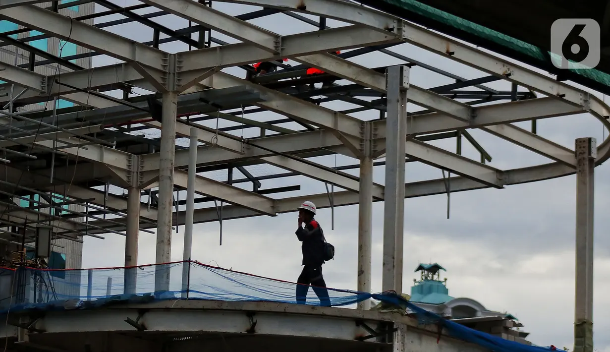 Pekerja menyelesaikan proyek halte Trans Jakarta, di Sudirman, Jakarta, Jumat (18/11/2022). BPJS Ketenagakerjaan (BPJAMSOSTEK) Kantor Wilayah DKI Jakarta mencatat sepanjang Januari hingga Maret 2022 terjadi 61.805 kasus kecelakaan kerja dan mayoritas dialami pekerja usia 20-25 tahun. (Liputan6.com/Angga Yuniar)