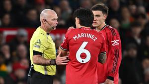 Wasit yang memimpin pertandingan tersebut sempat menghentikan laga sementara untuk meninjau VAR. (AFP/Paul Ellis)