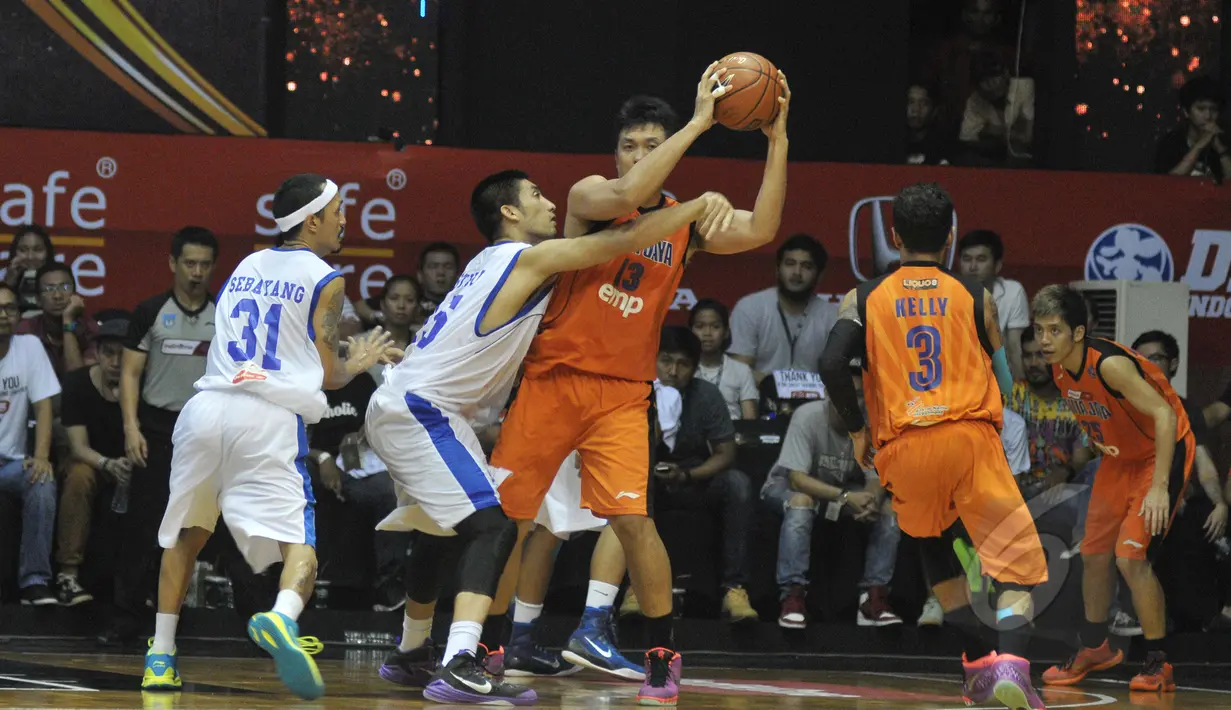 Pemain Pelita Jaya Energi-MP, Indrawan Ponsianus berusaha  melewati hadangan dari pemain Satria Muda Britama pada laga NBL Championship, Jakarta, Minggu (10/5). Satria Muda Britama unggul 62-54 atas Pelita Jaya Energi-MP (Liputan6.com/Herman Zakharia)
