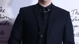 Penyanyi, Marilyn Manson berpose saat menghidiri di Fashion Awards 2016 di London, Inggris (5/12). Mantan pacar Evan Rachel Wood tersebut tampil Fashionable dengan Jas dan kacamata hitam dengan gigi dan cincin ditangannya. (REUTERS/Neil Balai)
