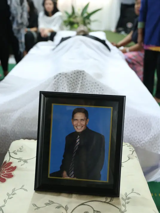 Sebelum meninggal, ia sempat memberikan nasihat untuk istri dan kelima buah hati. Hal itu terungkap dari penuturan sang istri, Lois Riani di kawasan Jagakarssa, Jakarta Selatan, Sabtu (10/2/2018). (Nurwahyunan/Bintang.com)