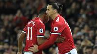 Penyerang Manchester United, Zlatan Ibrahimovic tampil sebagai pemain pengganti dalam pekan ke-12 Liga Primer Inggris kontra Newcastle United di Old Trafford, Minggu (19/11). Ibra baru dimainkan pada menit 77 menggantikan Anthony Martial. (Oli SCARFF/AFP)