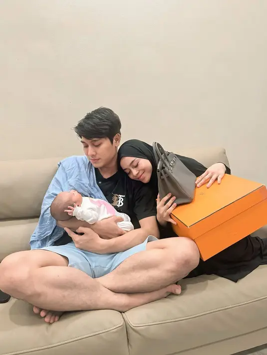 Tak kalah romantis, Lesti Kejora yang mendapatkan hadiah tas hermes birkin warna dark grey dari Rizky Billar di momen Valentine-nya. Tampak Lesti yang berpakaian serba hitam memeluk tas berharga ratusan juta itu, sementara Rizky menggendong bayi mereka. [@lestikejora].