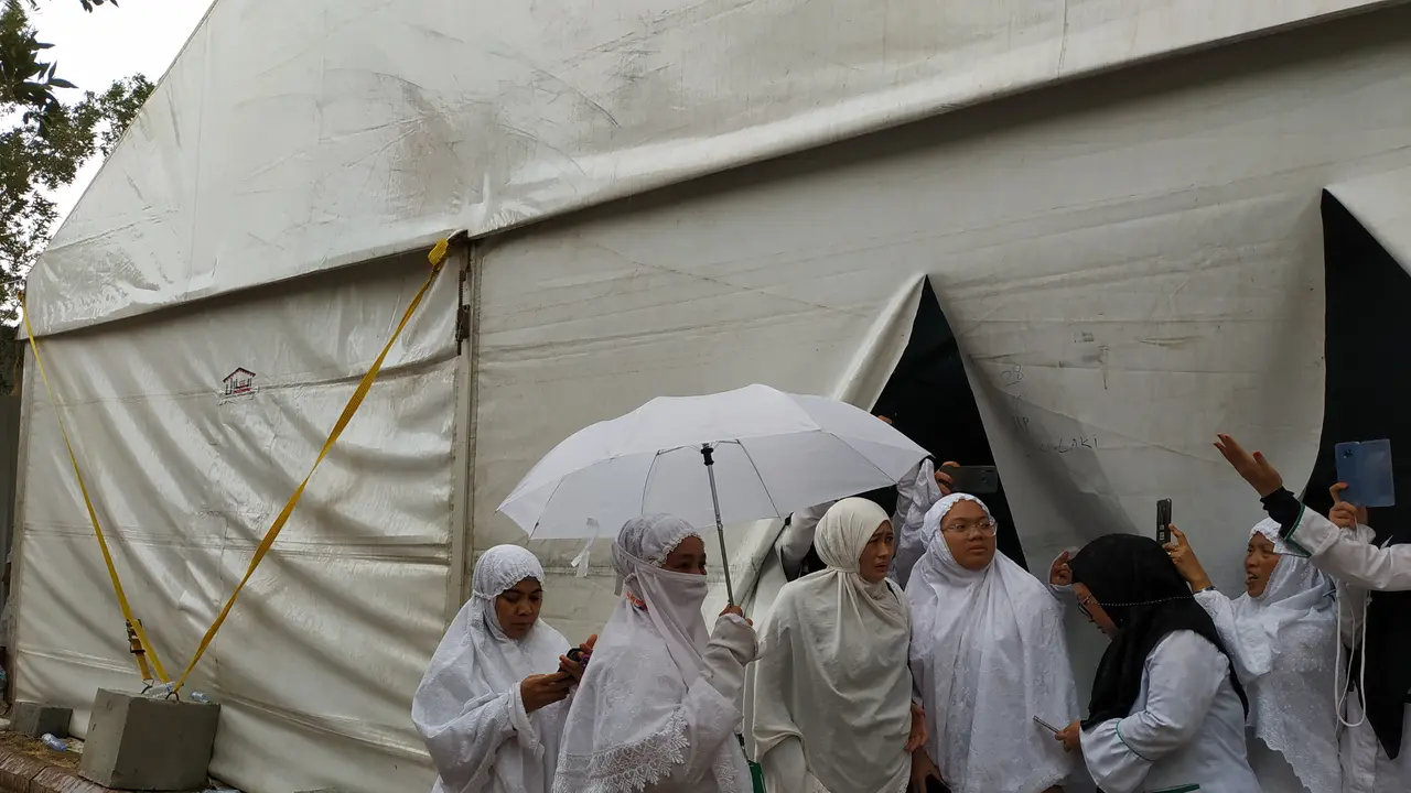Jemaah haji Indonesia bersyukur hujan mengguyur Padang Arafah.