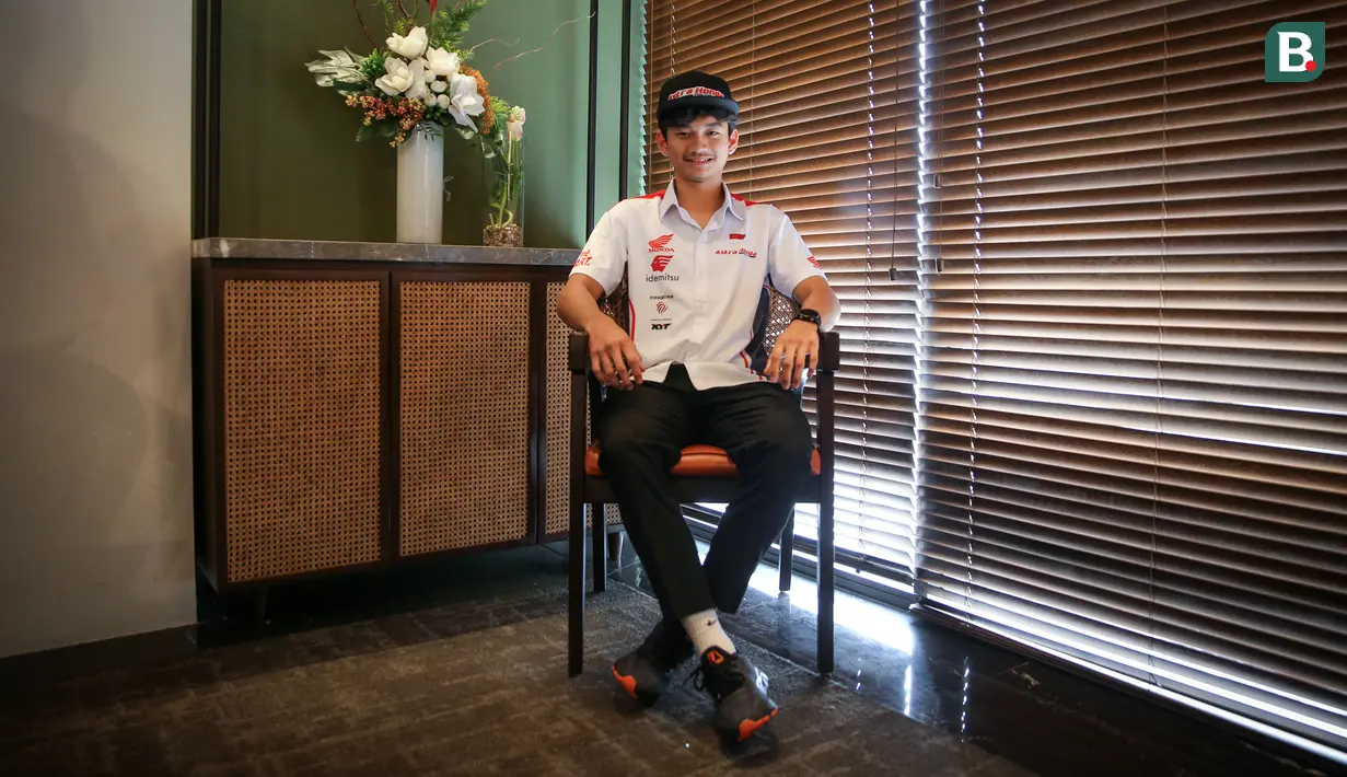 <p>Pembalap Astra Honda Racing Team, Fadillah Arbi Aditama berpose di depan fotografer setelah melakukan wawancara di Penang Bistro Gatot Subroto, Jakarta Selatan, Senin (24/07/2023). (Bola.com/Bagaskara Lazuardi)</p>