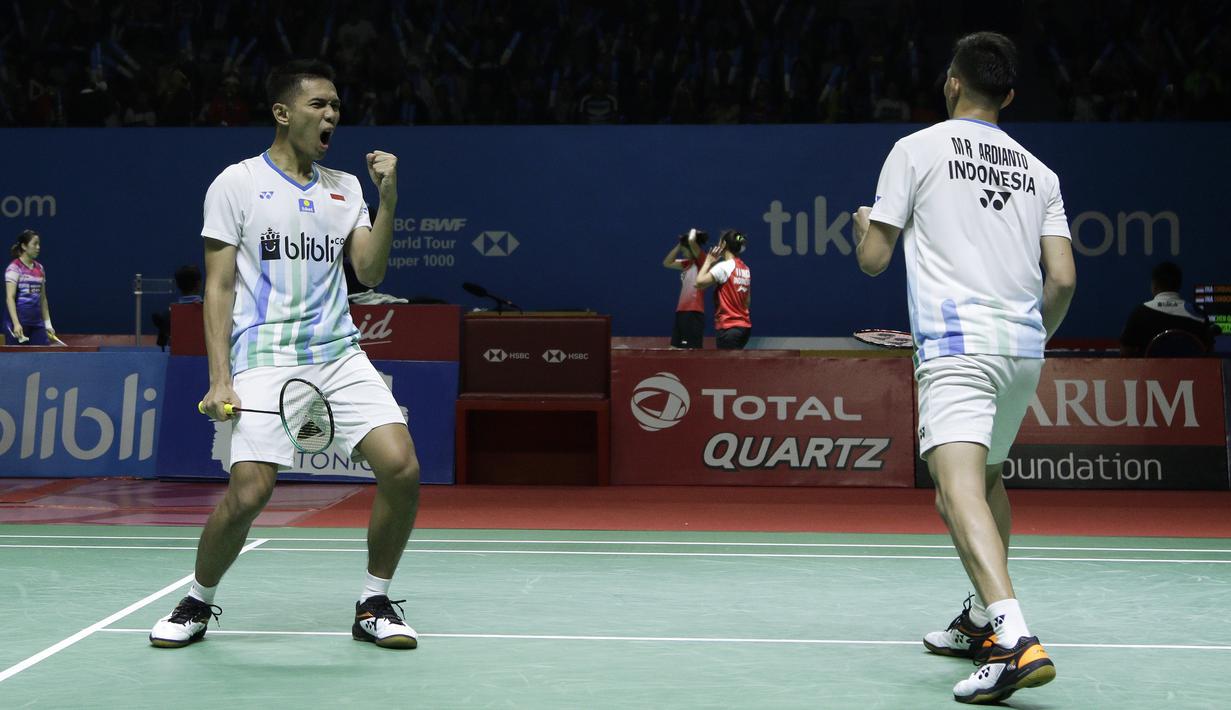 Ganda putra Indonesia, Fajar Alfian/Muhammad Rian Ardianto, merayakan kemenangan atas ganda China, Huang Kai Xiang/Liu Cheng, pada Blibli Indonesia Open 2019 di Istora Senayan, Jakarta, Rabu (17/7). Fajar/Rian menang 18-21, 21-14, 21-16. (Bola.com/Yoppy R