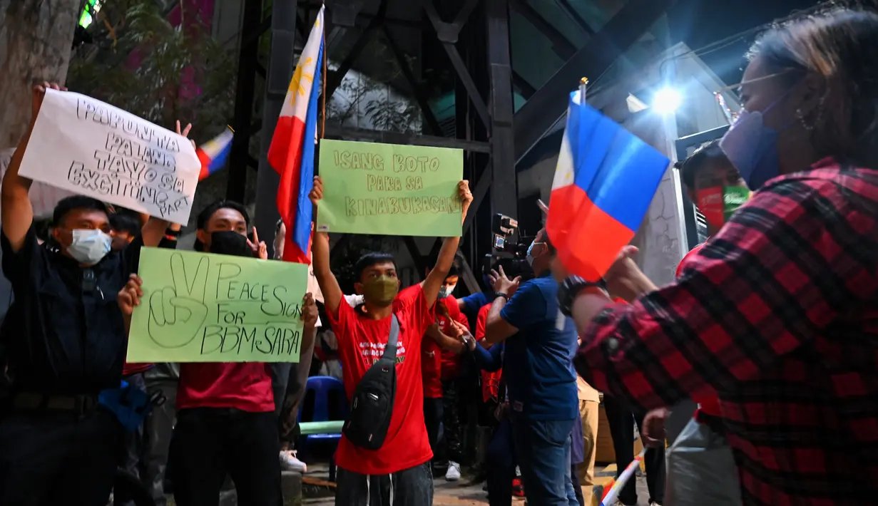 <p>Pendukung calon presiden Filipina Ferdinand Marcos Junior merayakan hasil pemungutan suara sementara di luar markas Marcos di Manila, Senin malam (9/5/2022). Ferdinand Marcos Jr., putra mendiang Ferdinand Marcos, diktator Filipina yang terguling, jauh memimpin dalam penghitungan suara tidak resmi pemilu presiden hari Senin. (CHAIDEER MAHYUDDIN / AFP)</p>