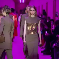 Di musim ini, deretan siluet dan struktur pakaian jadi ciri khas dari koleksi Fall Winter 2022.