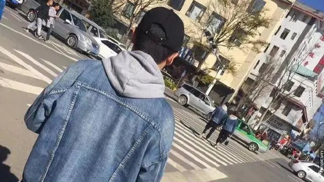 6 Momen Tak Sengaja Orang Pakai Baju Sama di Trotoar Jalan Ini Kocak