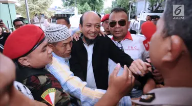 Penyidik KPK, Novel Baswedan (jas hitam) disambut saat tiba di depan masjid di sekitar kediaman di kawasan Kelapa Gading, Jakarta, Kamis (22/2). Novel kembali dalam proses pemulihan sambil menunggu operasi tahap kedua. (Liputan6.com/Helmi Fithriansyah)