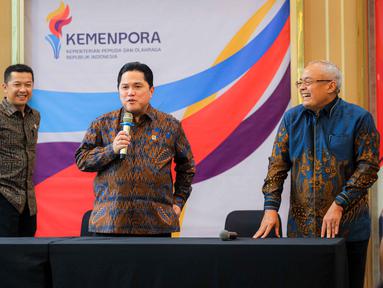 Menteri Pemuda dan Olahraga Republik Indonesia (Menpora RI), Erick Thohir (tengah) usai memberi keterangan terkait pencabutan Peraturan Menteri Pemuda dan Olahraga (Permenpora) Nomor 14 Tahun 2024 di gedung Kemenpora, Jakarta, Selasa (23/9/2025). (Bola.com/Bagaskara Lazuardi)